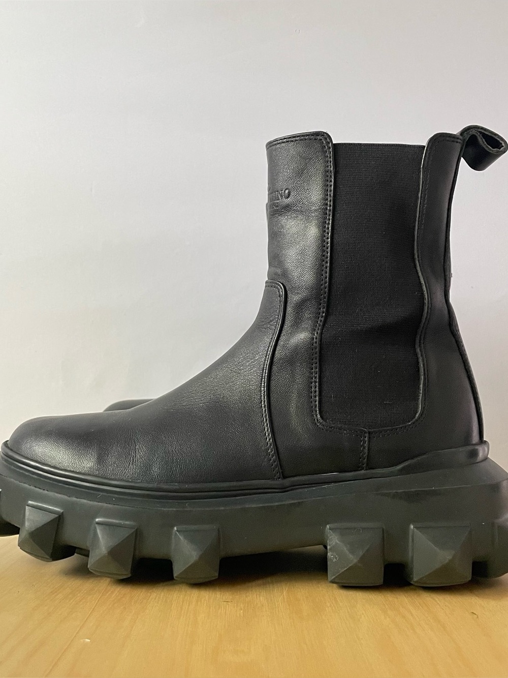 Valentino Garavani Roman Stud Leather Chelsea Boots | EU 38 - Picture 3 of 10
